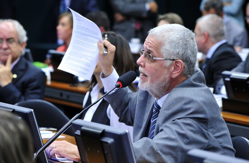 Solla protocola PEC para garantir controle estatal sobre petróleo e derivados no Brasil