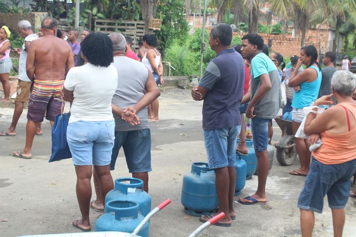 Ação social na comunidade Bosque Imperial de Inema, em Salvador