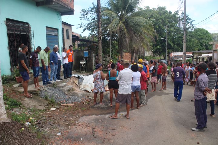Ação social na comunidade Bosque Imperial de Inema, em Salvador