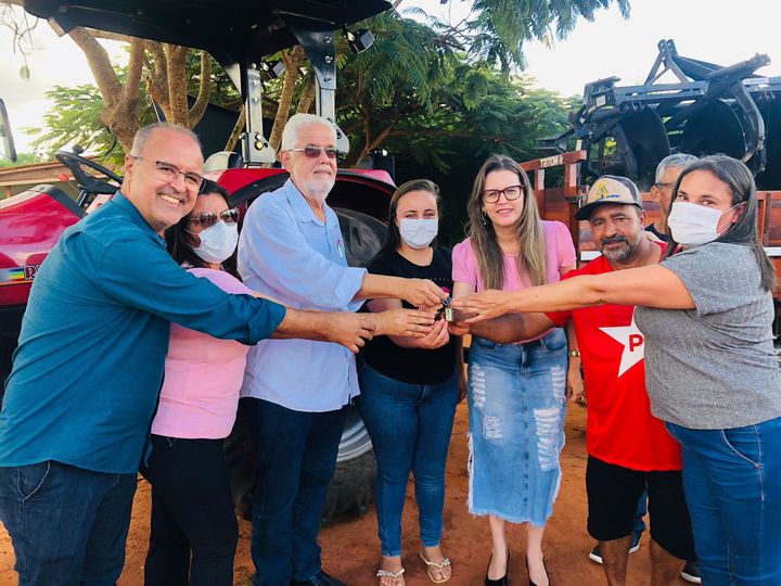 Entrega de trator na Comunidade da Sinzoca, em Vitória da Conquista
