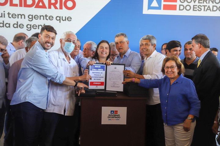 Entregas de máquinas e assinaturas de convênios no Parque de Exposições em Salvador
