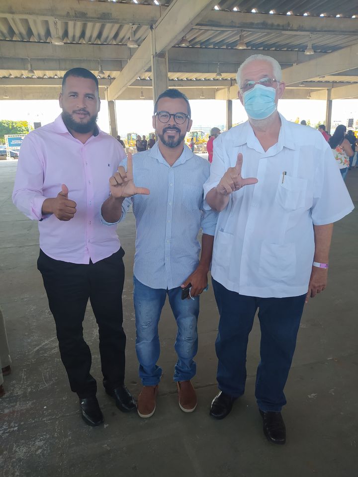 Entregas de máquinas e assinaturas de convênios no Parque de Exposições em Salvador